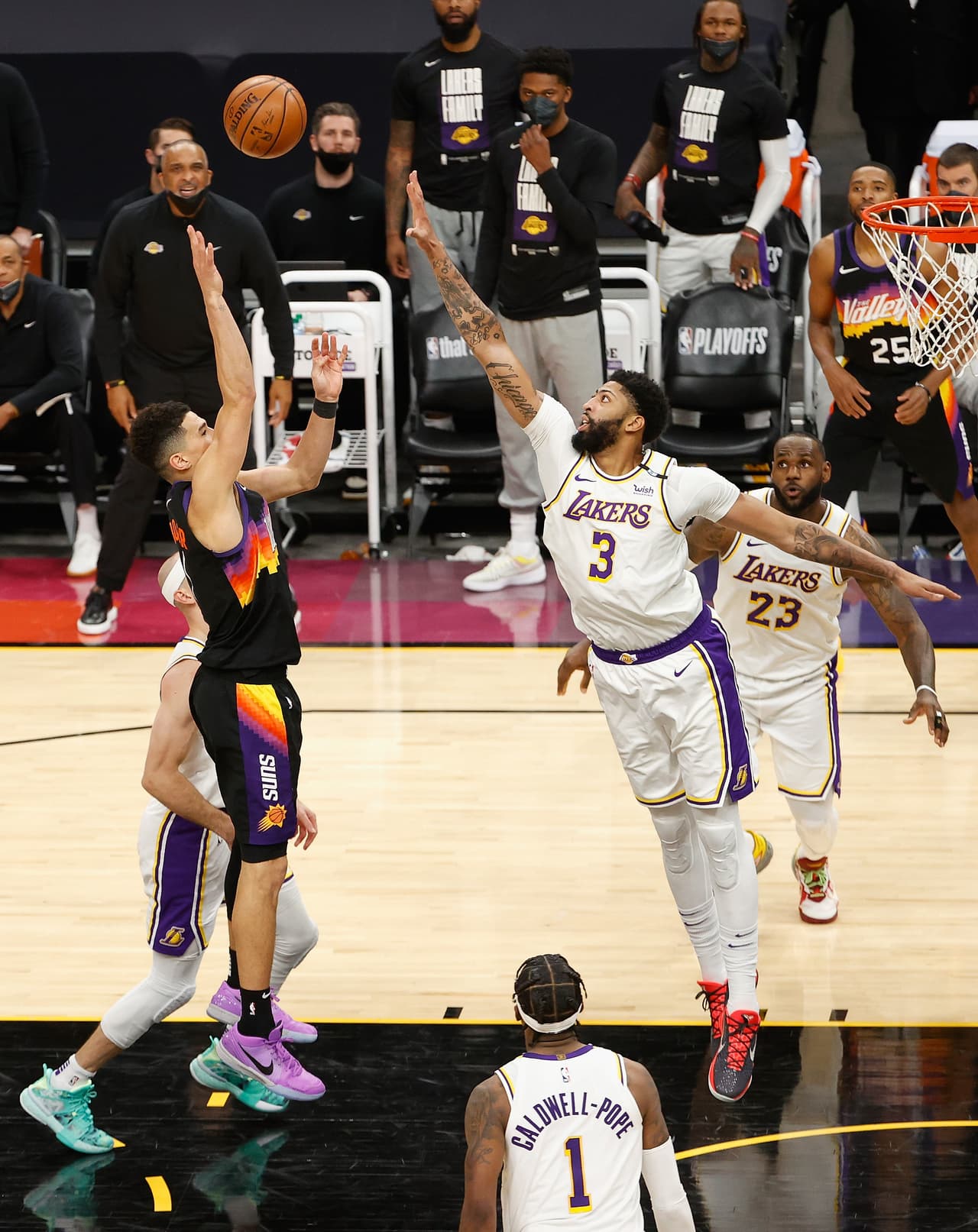 Devin Booker # 1 de los Phoenix Suns tira la pelota sobre Anthony Davis # 3 de Los Angeles Lakers durante la segunda mitad del juego. 
<br>