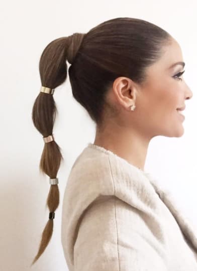 Karla Martínez feliz presumiendo esta divertida trenza, ideal para llevar el cabello recogido.