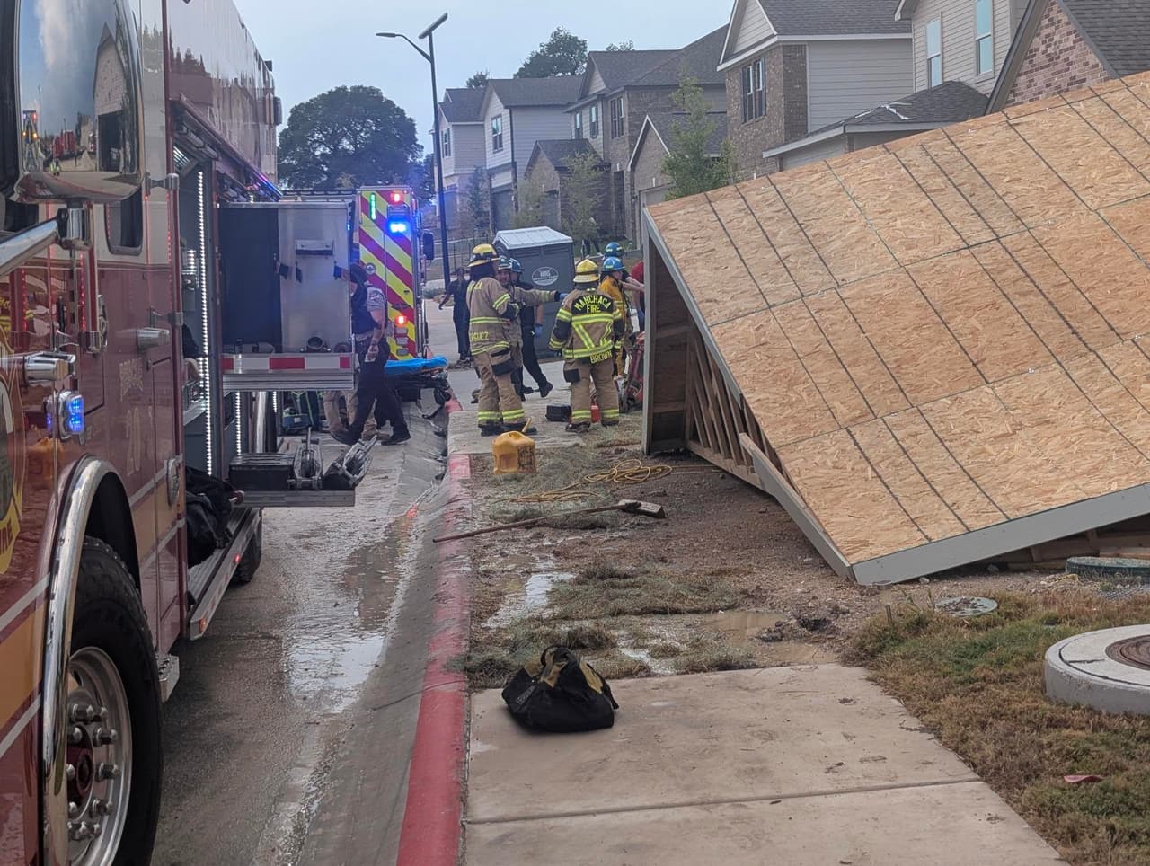 Uno de los trabajadores fue rescatado, pero Ramos Hortelano quedó atrapado.
<br>
<br>
<b>OSHA dijo que ya investiga el caso</b> para determinar qué provocó el colapso y si se cumplieron las medidas de seguridad.
