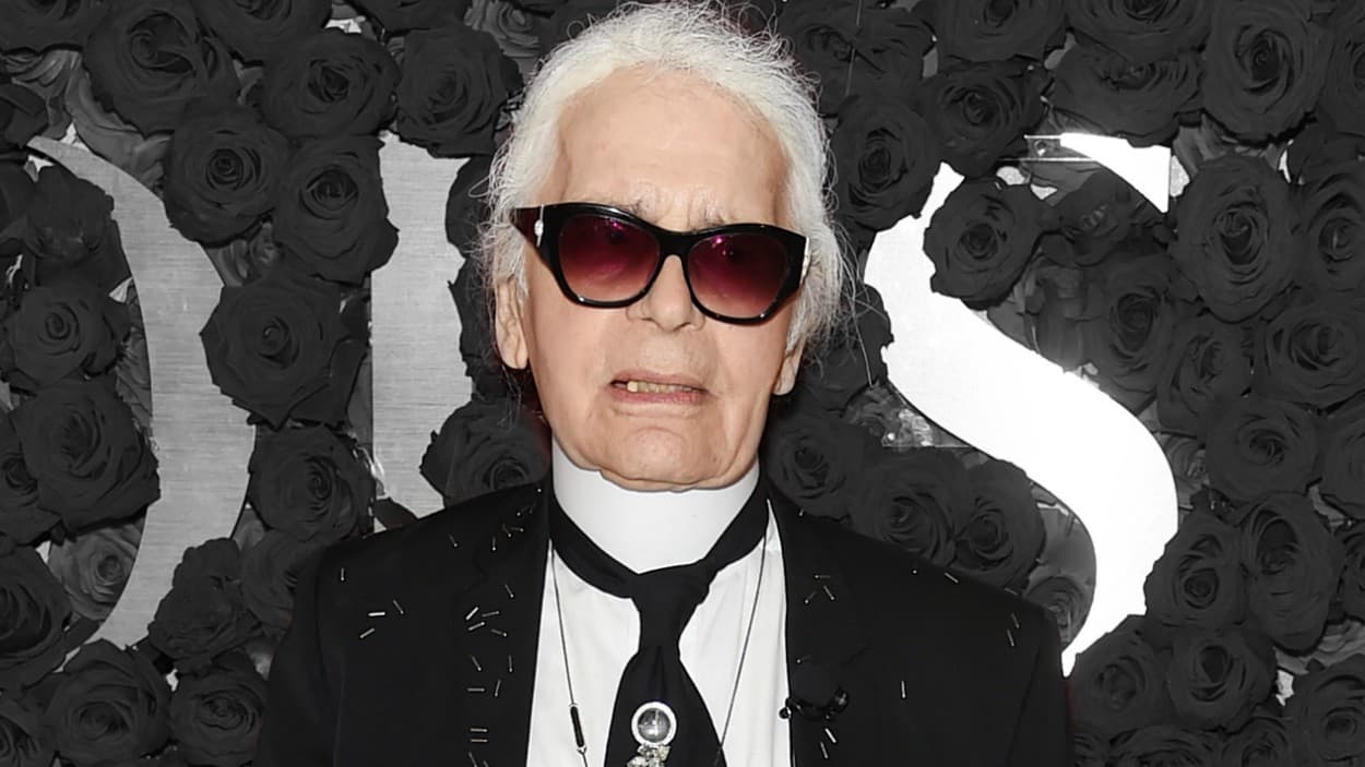 Muere el modisto Karl Lagerfeld, icónico diseñador de la firma francesa Chanel