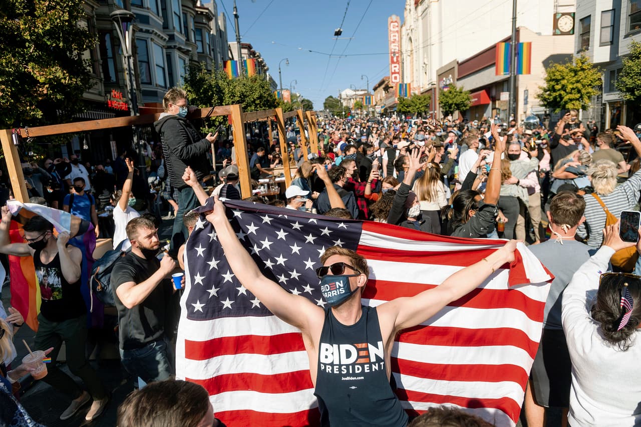 Envuelto en una bandera de los Estados Unidos, Dave Gifford, quien trabajó como parte de la campaña Biden-Harris, se unió a los cientos de personas que inundaron las calles de San Franciso este sábado. En otras ciudades del Área de la Bahía también hubo una fuerte presencia de simpatizantes celebrando el resultado electoral.