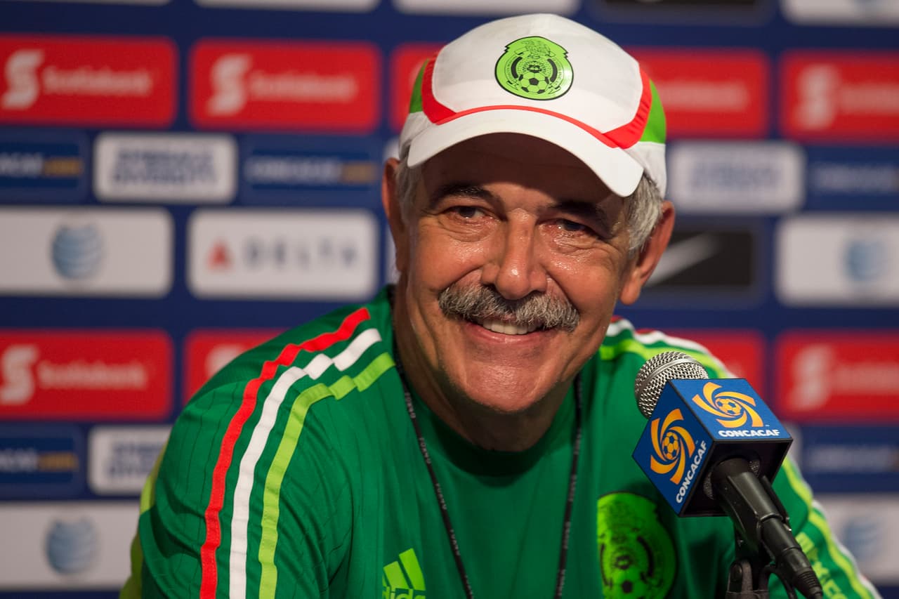Action photo during National Mexican Soccer Team Press Conference at Rose Bowl Stadium CONCACAF Cup 2015. Foto de accion durante la Conferencia de Prensa posterior al entrenamiento de la Seleccion Mexicana de Futbol en el Estadio Rose Bowl previo a su partido en contra de la Seleccion de Estados Unidos, Partido correspondiente a la Copa CONCACAF y por el pase a Copa Confedariciones 2017, en la foto: Ricardo Ferretti 09/10/2015/ MEXSPORT/ Omar Martinez.