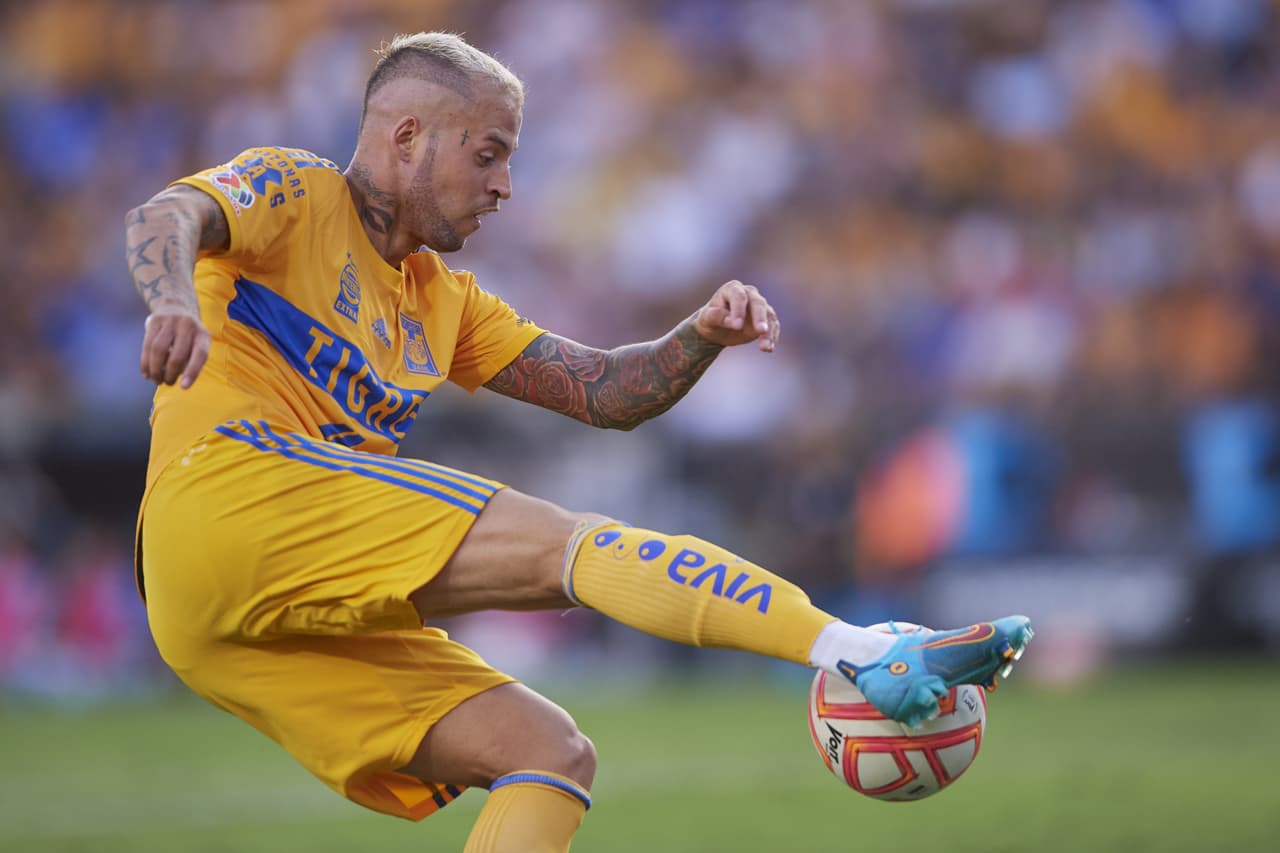 Tigres se llevó los tresn puntos ante Gallos Blancos en un partido en el que hubo tres jugadores expulsados .