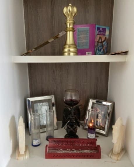 Altar satánico encontrado en la casa de Francisco Javier Mecina Barrera.