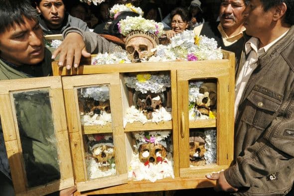 La costumbre, cuyos orígenes nadie atina a validar, se inicia con el traslado de los cráneos, en urnas de vidrio, hasta las capillas y los cementerios.