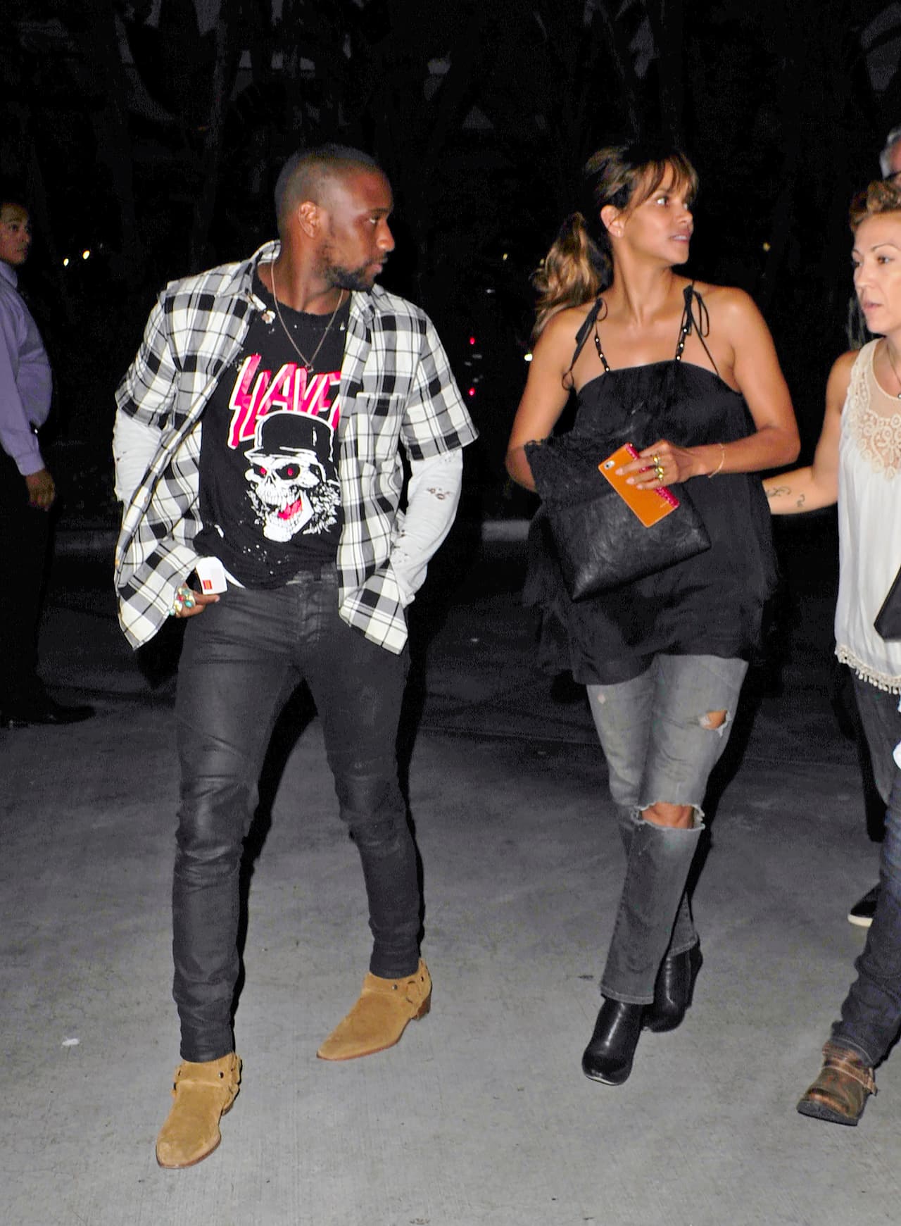 La actriz y su acompañante intentaron evadir a las cámaras, lucieron un tanto distantes para no llamar la atención.