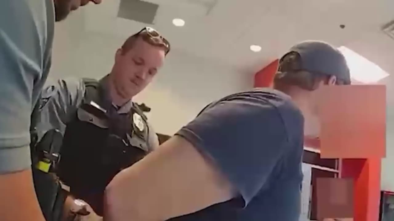 Hombre es arrestado en Gwinnett por presuntamente apuntarle con un arma a otro conductor