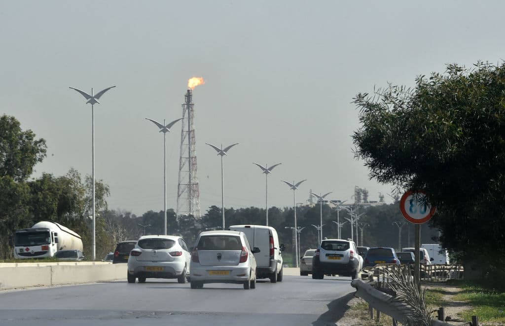 ⬇️ MÁS BARATA.
<br>
<b>4.- Argelia.</b>
<br>
<br>La Administración de Información de la Energía de Estados Unidos ha calculado que el país tiene más de 161 mil millones de pies cúbicos de reservas probadas de gas natural, lo que lo convierte en la octava nación del mundo con mayores reservas de este combustible. Ahí se paga
<b>$1.236 por galón o $0.327 por litro</b>.