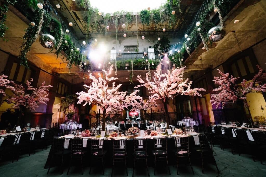 La fiesta se realizó en una antigua casona del centro histórico de la Ciudad de México que fue adornada con cientos de flores y detalles modernos, como los enormes centros de mesa que eran árboles de cerezo.