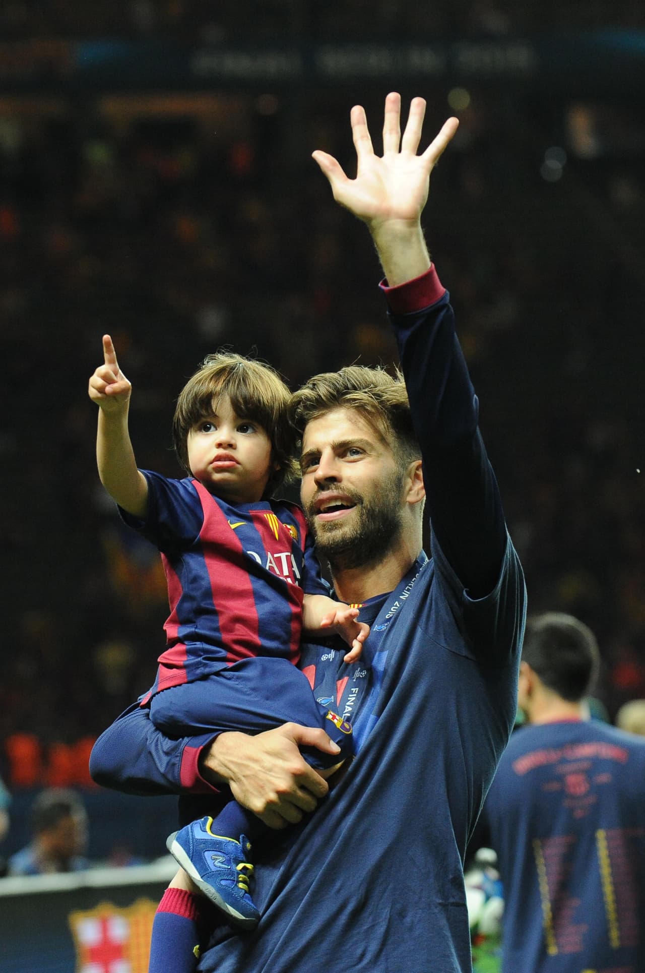 El jugador no pudo dejar de compartir la alegría de ganar la Champions League junto al pequeño Milan.