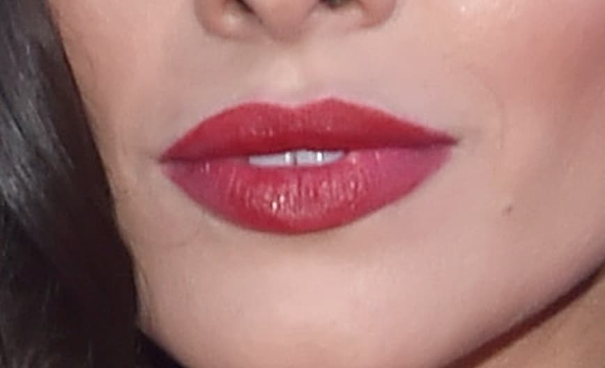 Estos labios rojos pertenecen a una de las mujeres más populares de la televisión latina. Si quieres una pista te contamos que es la mamá de un lindo bebé llamado Matteo...