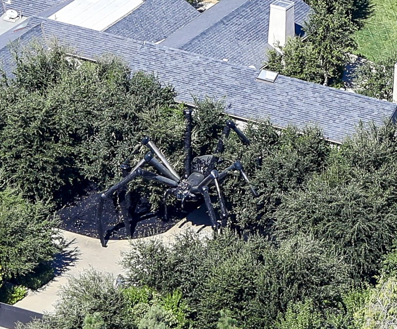 Nuevas fotos aéreas de la mansión de 60 millones de dólares dejaron al descubierto que mandó colocar esta gigantesca araña en camino a celebrar Halloween. 
<br>