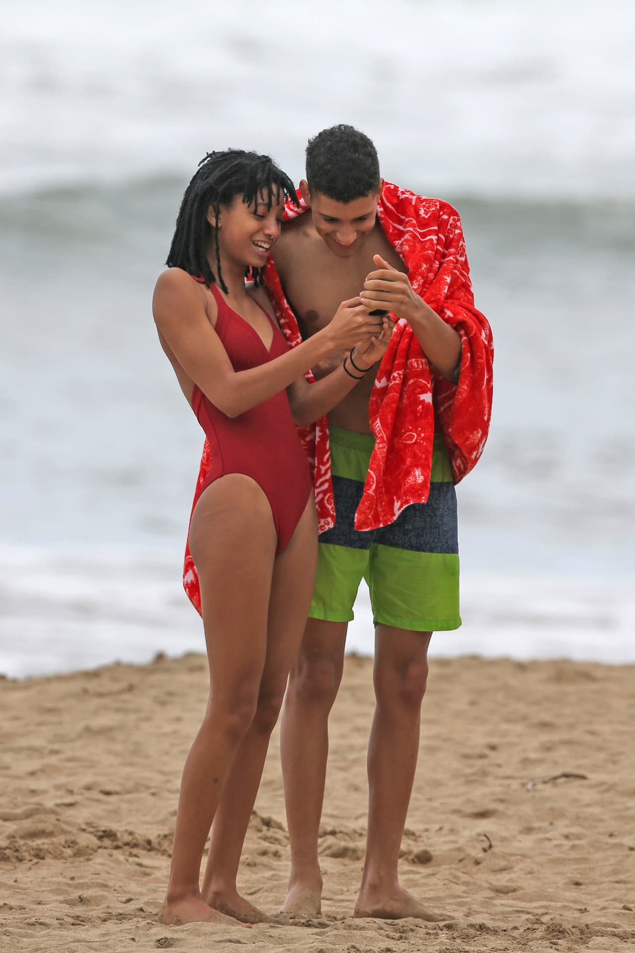 Revisando todas las imágenes en el teléfono.