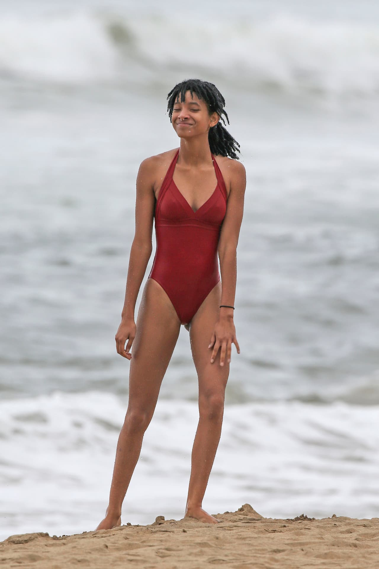 Willow usó un traje de baño rojo que resaltaba su esbelta figura.