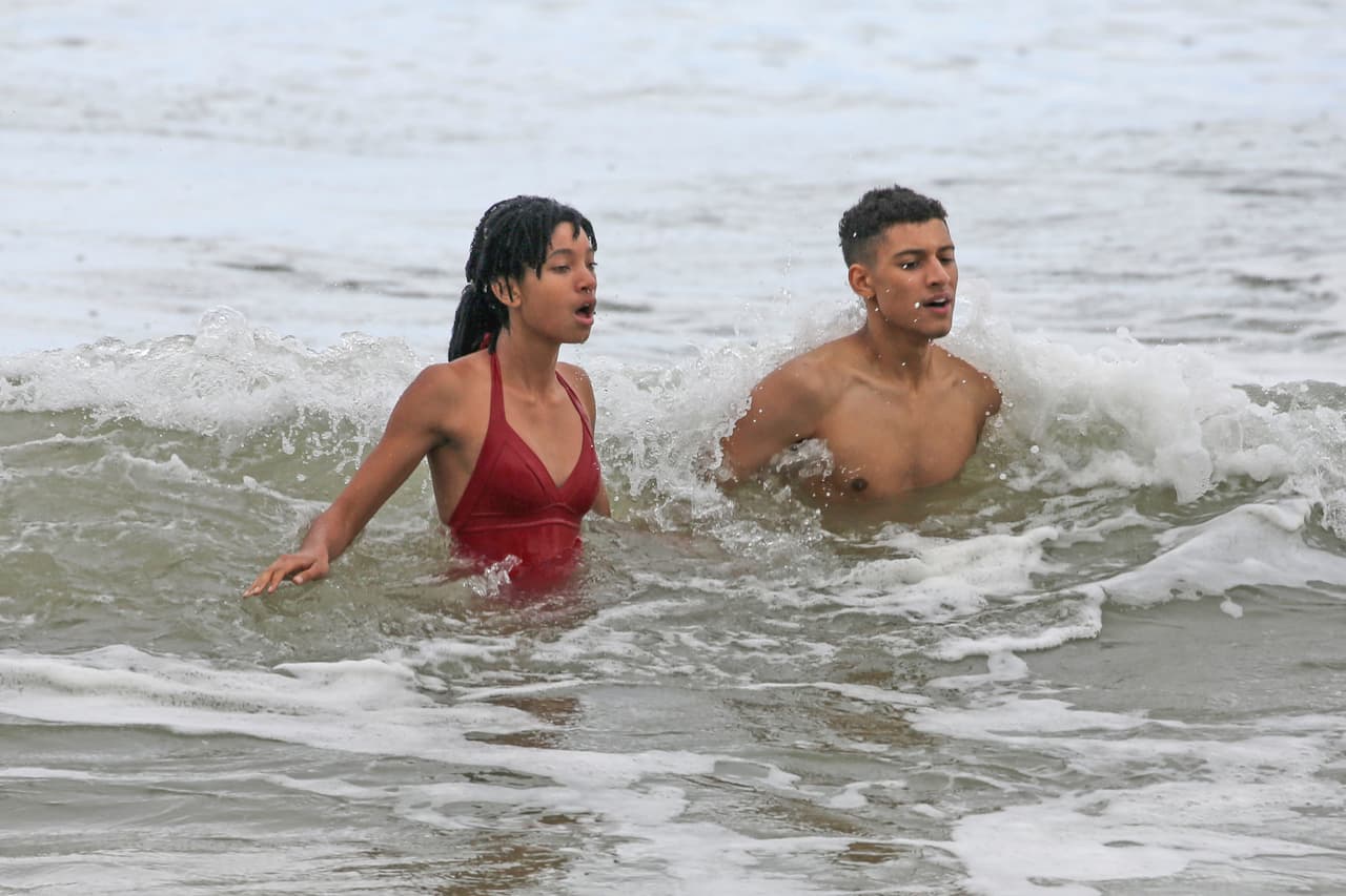 Willow y su chico disfrutaron un largo rato del mar.