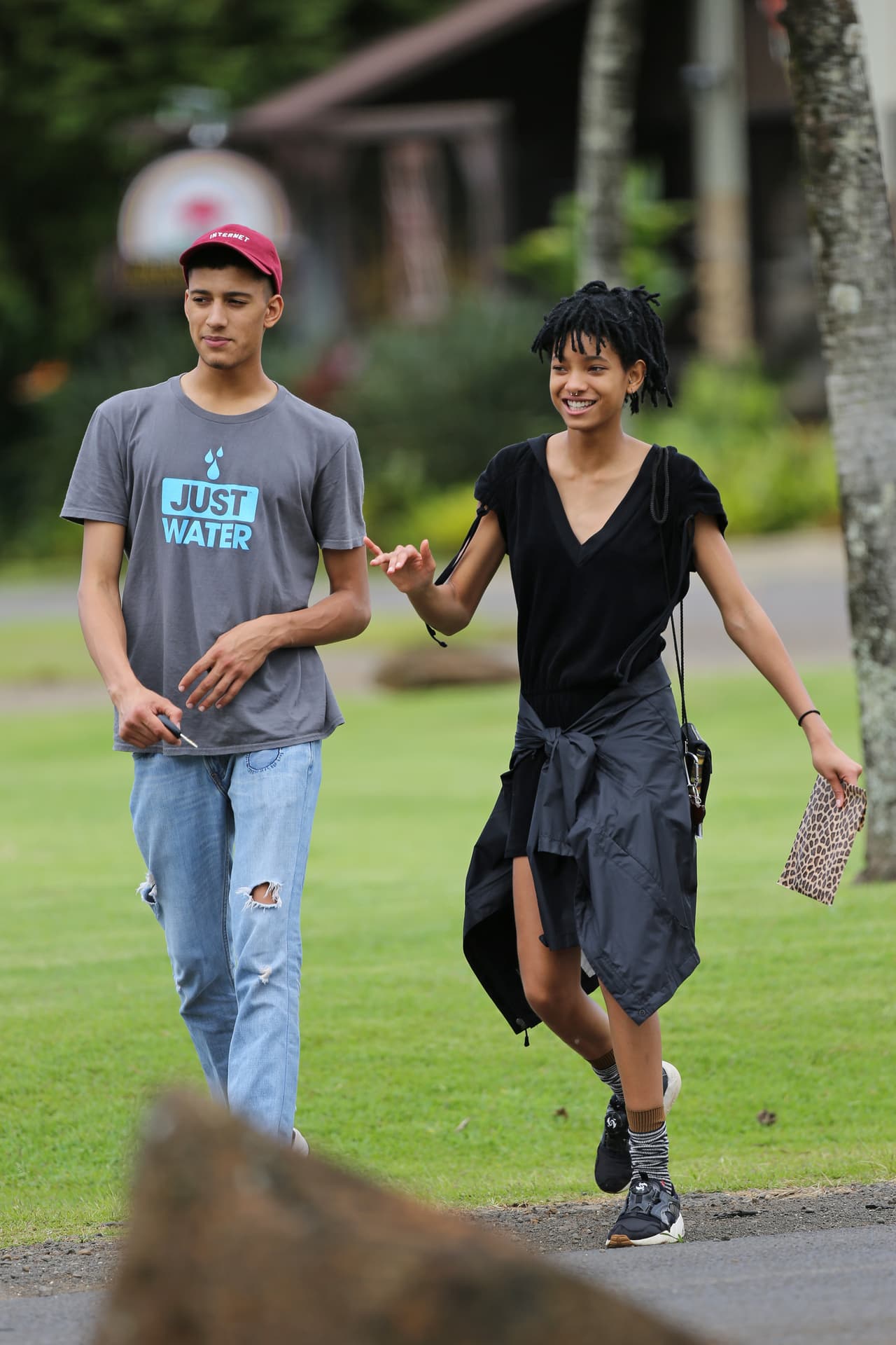 Ya vestiditos, siguieron paseando por el resort.