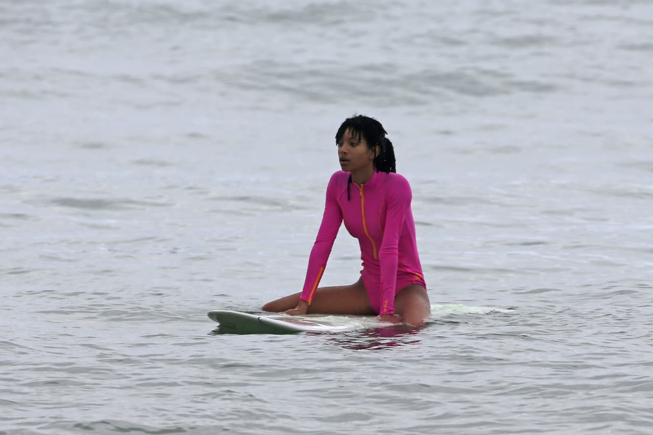 Willow ahora usó un wetsuit rosado.