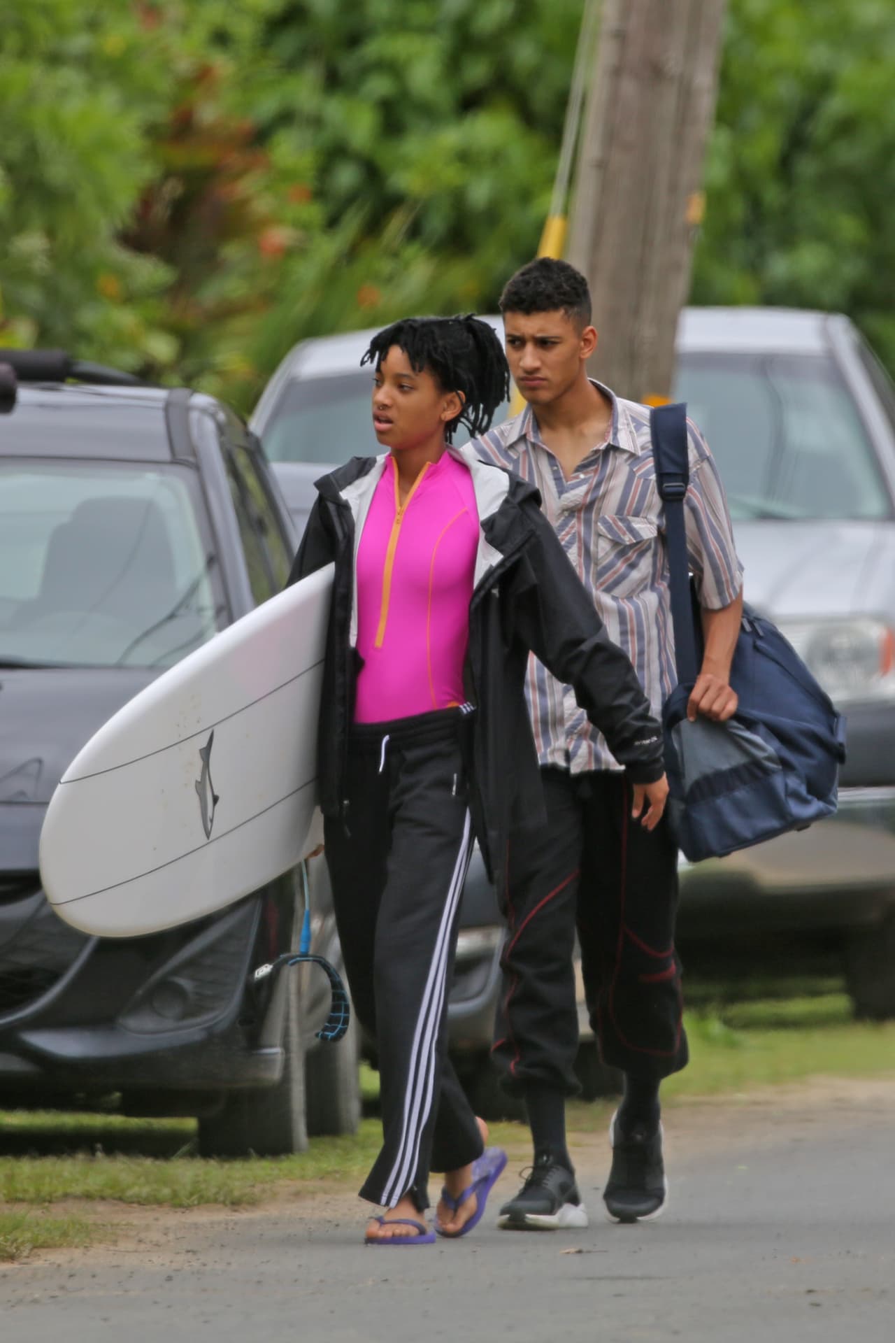 Más adelante, la parejita regresó al mar, ahora para surfear.