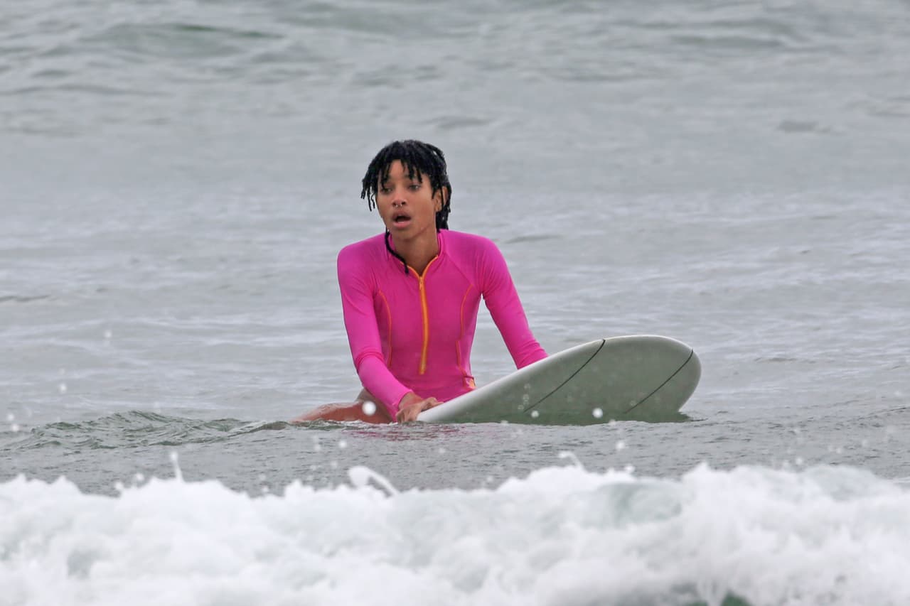 Acá podemos apreciar un poco su piercing en el septum.