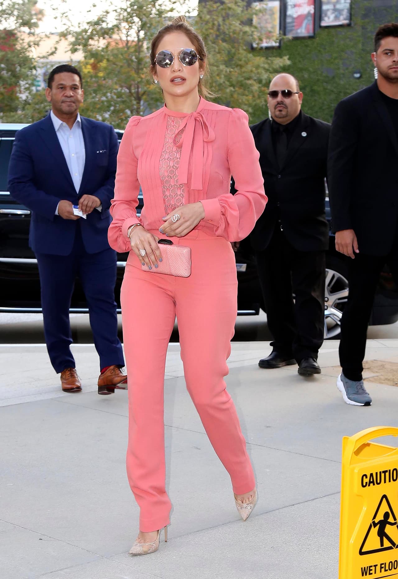 Además, combinó súper bien el outfit con un bolso de mano en rosa pálido.