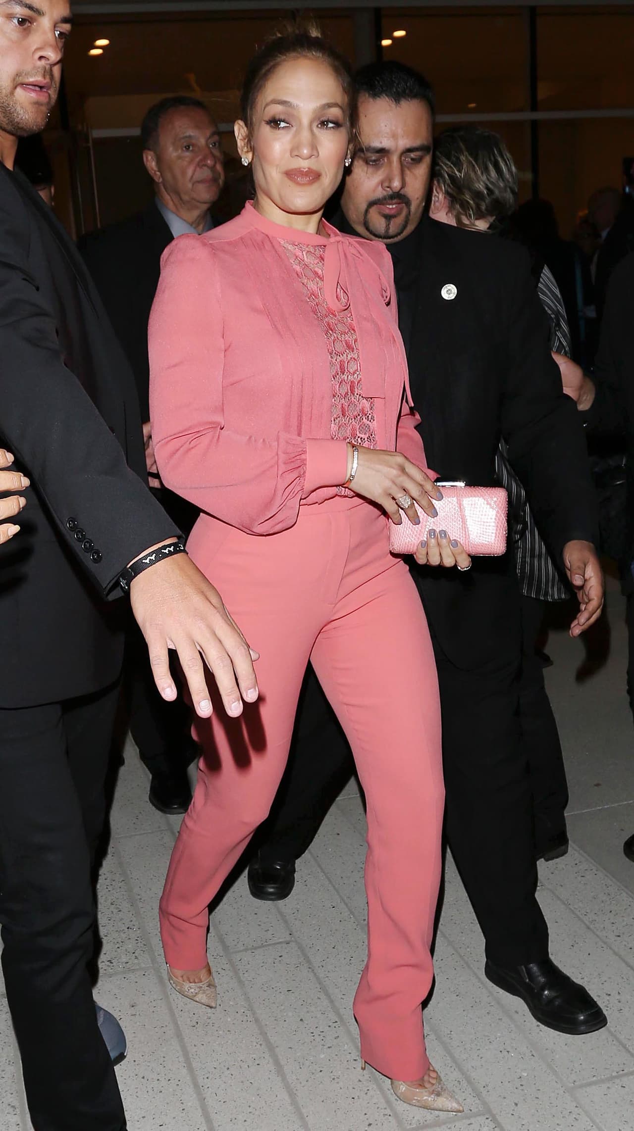 Siempre bien resguardada, pues claro, se trata de Jennifer Lopez, ni más ni menos.