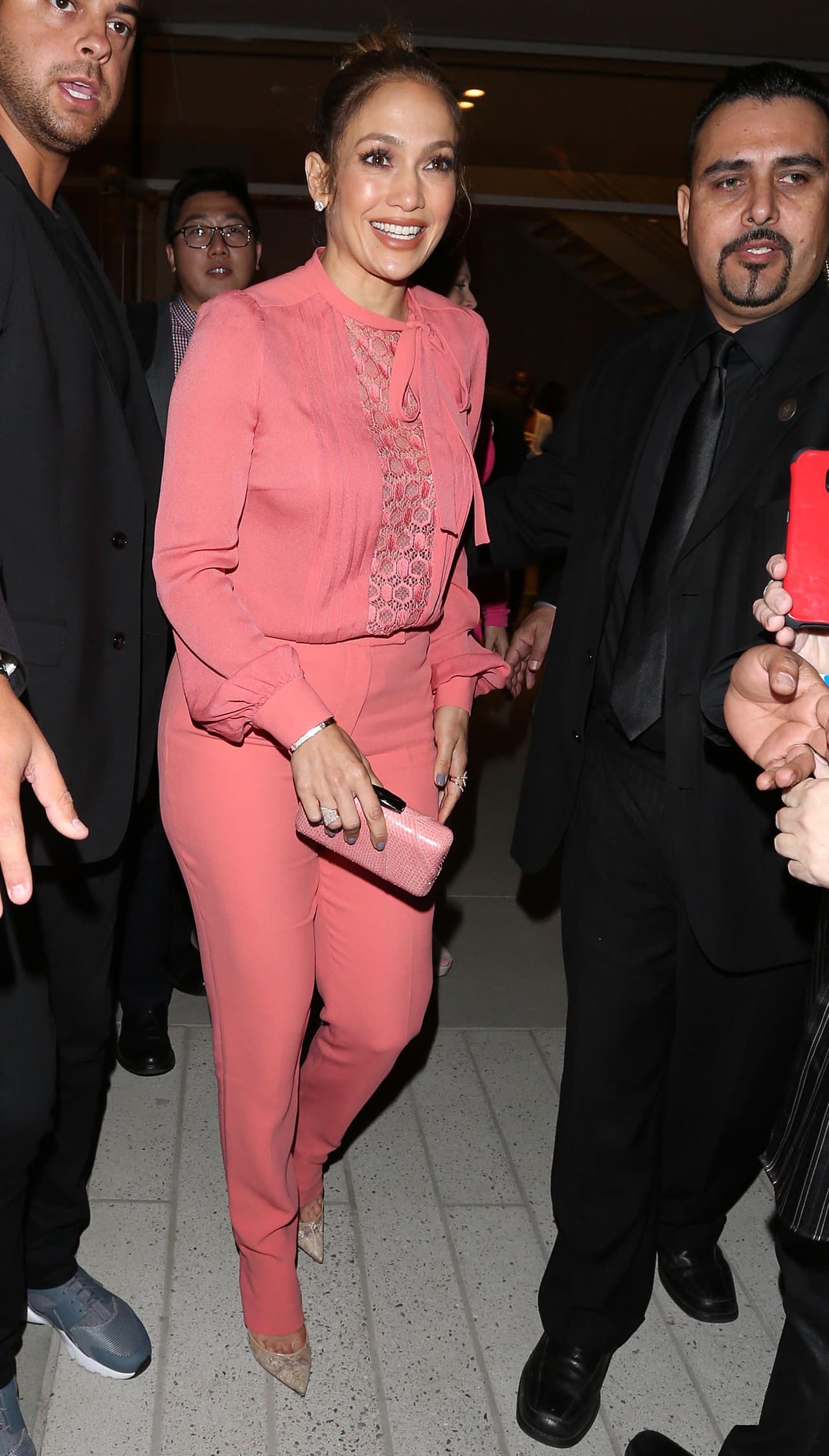 Además, esa sonrisa le va bien a todo, JLo impacta con su sola presencia.