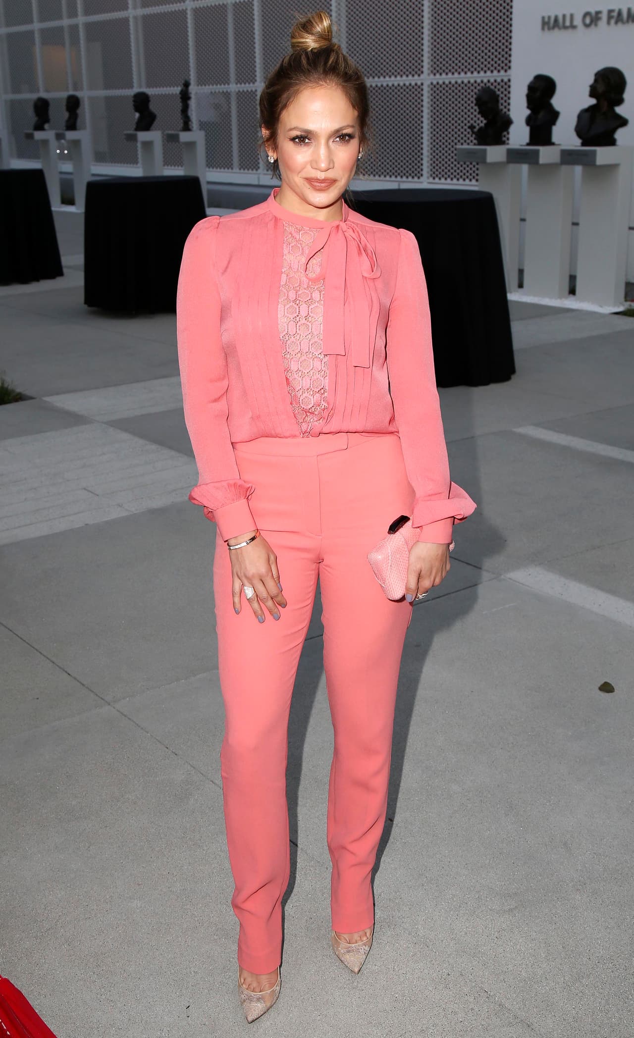 Jennifer sabe perfecto cómo combinar su atuendo, y aunque iba en cortes clásicos y elegantes, el detalle de llevar el cabello un tanto despeinado, le resta seriedad al atuendo y la hace ver muy fresca.