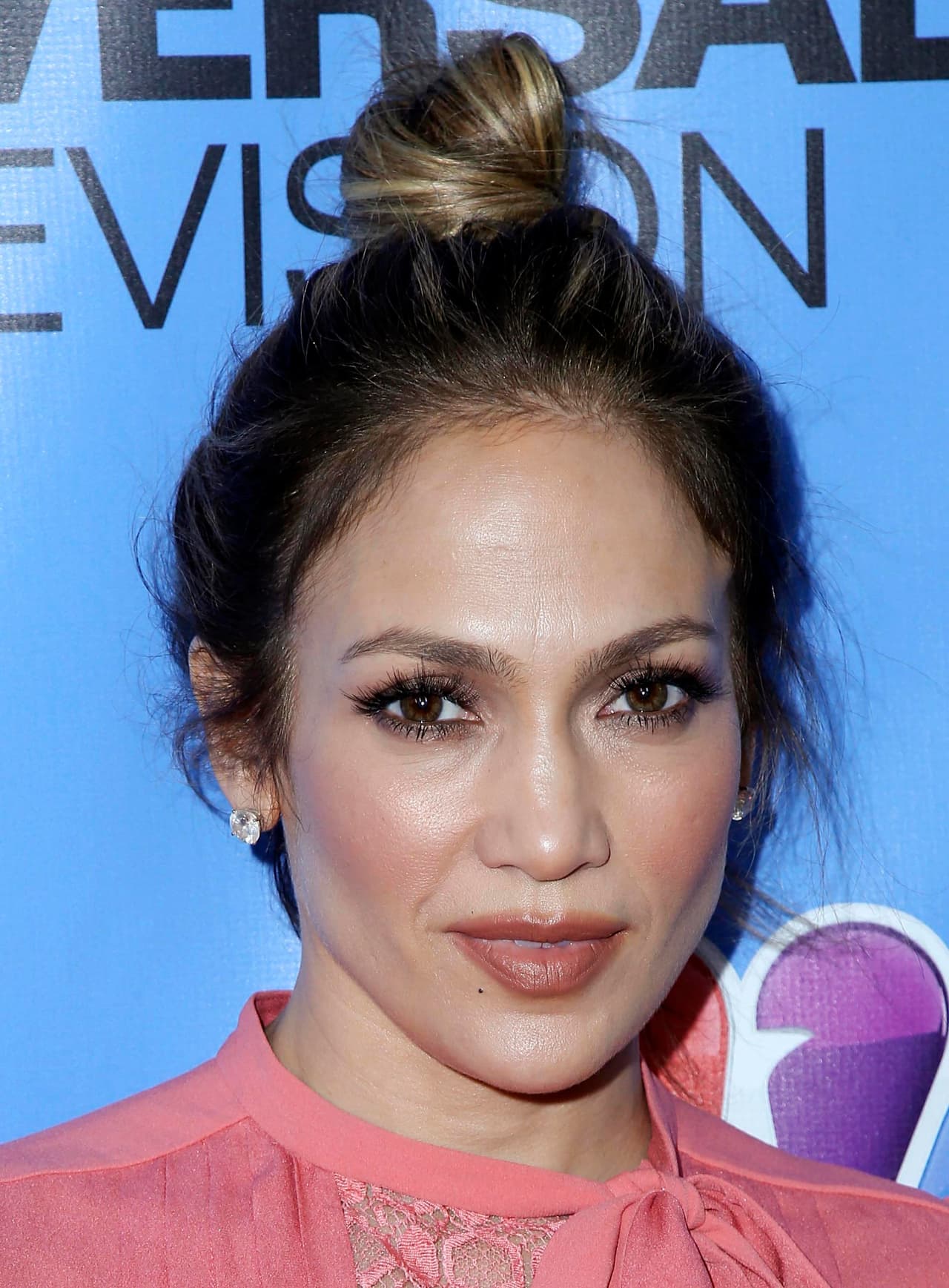 El maquillaje, muy natural para destacar el lindo vestuario que eligió, y es que tal parece que el rosa podría ser uno de sus colores favoritos, ya que en repetidas ocasiones la hemos visto con este tono en atuendos muy diversos.