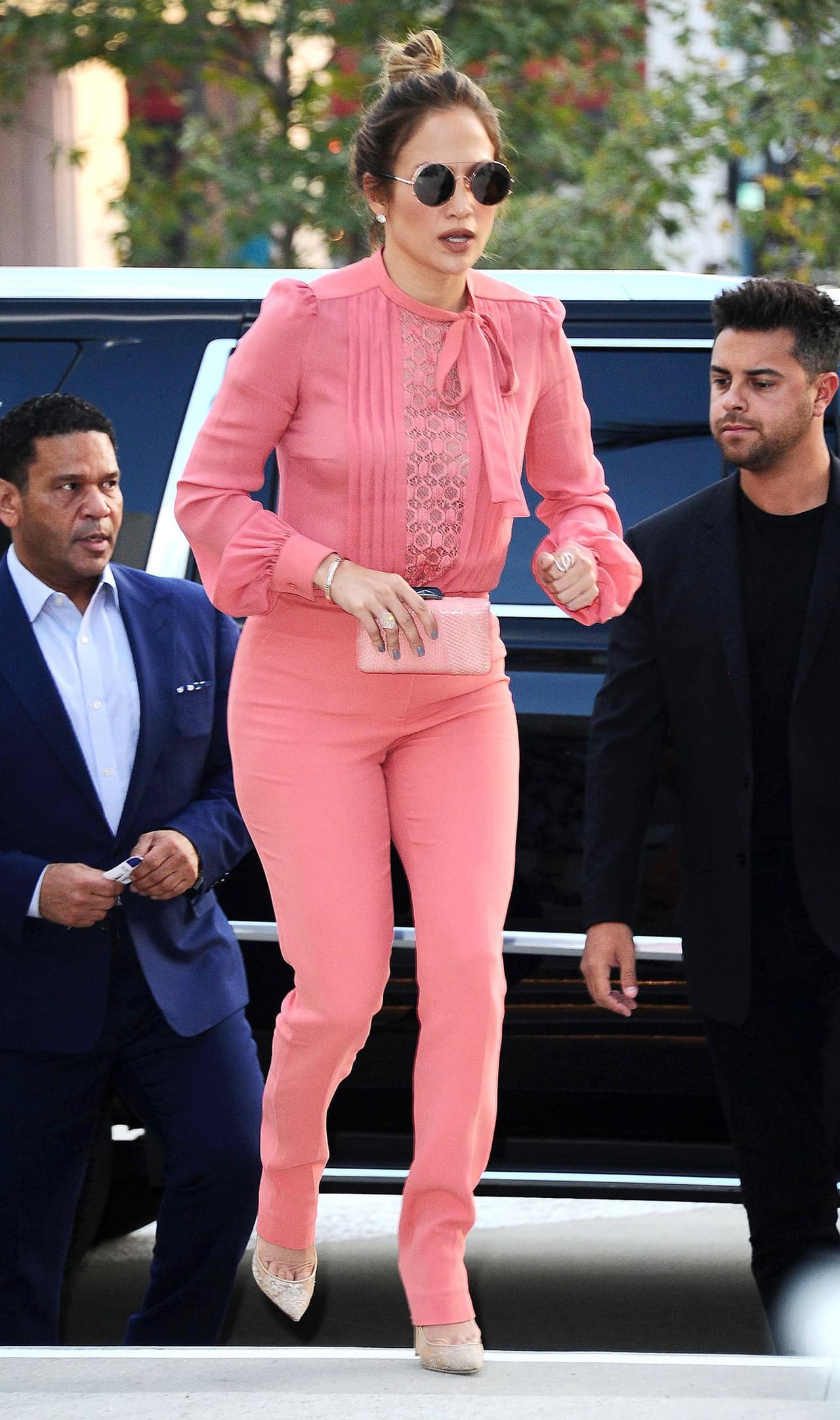 Aunque le conocemos muy a detalle cada uno de sus "grandes" atributos, ella también da clases de estilo con atuendos como éste.