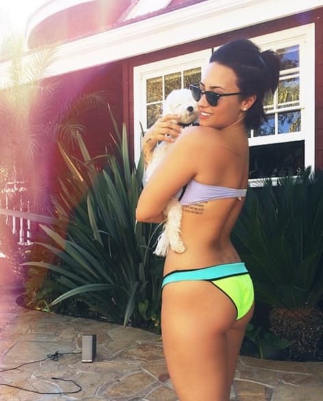 En bikini, con minifalda, como sea, Demi es una diosa.