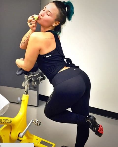 La cantante ha mostrado que para tener ese cuerpazo y retaguardia tiene qué ejercitarse al máximo.