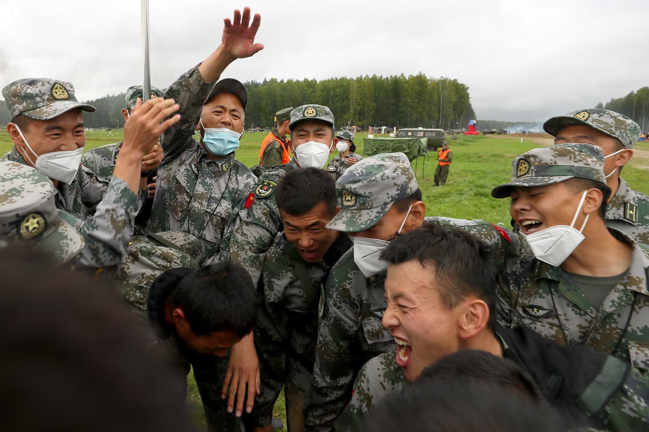 Soldados del ejército chino celebran el segundo lugar en la competencia ‘ambientes seguros de ataques biológicos o químicos’, una de las categorías de los juegos. La mayoría de las naciones asistentes son de Asia Central y África.
