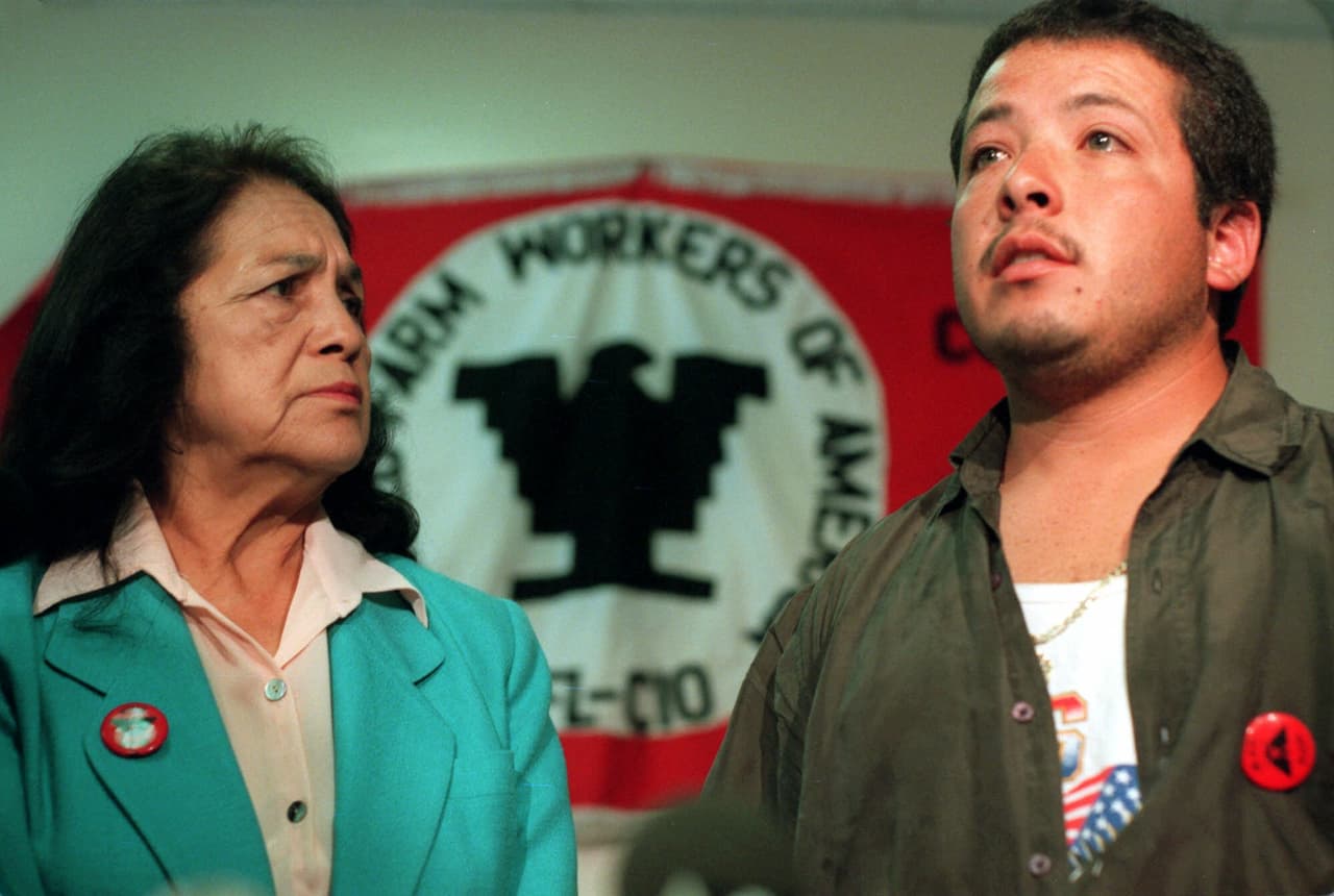 La injusticia social siempre indignó profundamente a Huerta. En la foto, tomada durante una rueda de prensa en el año 2000, traduce lo que dice Horario Ortiz, un capataz que fue despedido por cuestionar las prácticas de pago de su empleador y negarse a hacer una cantidad irrazonable de trabajo.