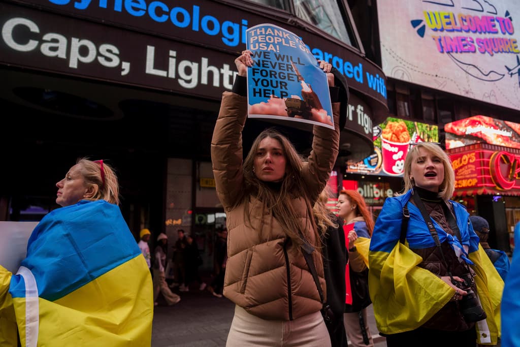 Otras personas aprovecharon la manifestación para expresar gratitud a los Estados Unidos por todo el apoyo que brindado a Ucrania durante el conflicto bélico con Rusia. De esta forma aludían a uno de los reclamos que durante la reunión en la Casa Blanca también hizo 
<b>el vicepresidente estadounidense JD Vance a <a href="https://www.univision.com/noticias/politica/zelensky-ofrece-dejar-la-presidencia-si-ello-pone-fin-a-la-guerra-con-rusia-y-permite-ucrania-se-una-a-otan" target="_blank">Zelensky,</a> sobre su presunta falta de gratitud</b> ante toda la ayuda que se le ha ofrecido.