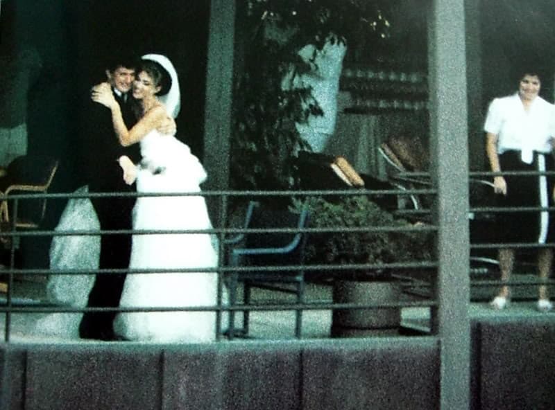 Ver su boda así interrumpida enfureció al actor y durante años tuvo pleitos con los fotógrafos que muchas veces terminnaron en demandas por golpes.