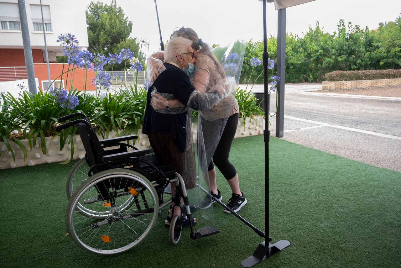 Aunado a este sistema de interacción, en Valencia se siguen manteniendo las video llamadas entre familiares y residentes. 
<br>
<br>Una mujer abraza a su madre a través de la cortina, mientras España continúa aliviando el cierre nacional para detener la propagación de el nuevo coronavirus.