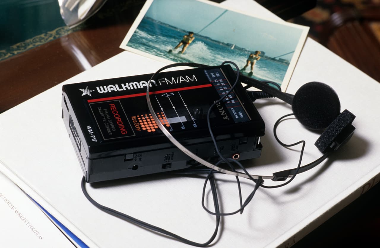 <b>El Walkman. </b>El 1 de julio de 1979 Sony sacó al mercado el reproductor de casetes portátil de bolsillo que cambió la forma de escuchar música en el mundo. Aunque no fue el primero de ese tamaño y con un precio accesible, su particular diseño y una poderosa estrategia de mercadeo lograron que prácticamente hiciera desaparecer a sus competidores. Jóvenes de todo el mundo adoptaron al Walkman como un compañero inseparable que no molestaba en ninguna parte porque el sonido salía por audífonos. La masificación de este dispositivo impulsó la distribución de la música a través del casete y su concepto evolucionó con la tecnología, haciéndose cada vez más pequeños y conviviendo con el Discman, un reproductor de CD de bolsillo que salió al mercado a mediados de la década de 1980. Luego de 20 años dominando el mercado, las ventas del Wlakman bajaron con la llegada del iPod a principios del siglo XXI.