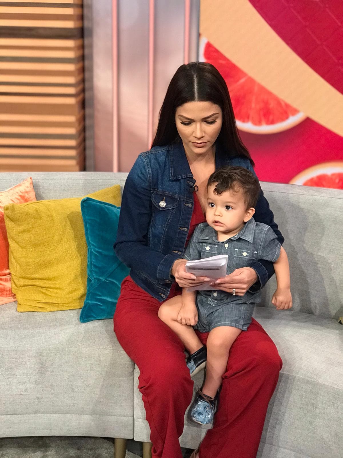 Aquí vemos a Ana Patricia muy concentrada estudiando los temas que abordó en el segmento. Gael se comportó muy bien en los brazos de su mamá.