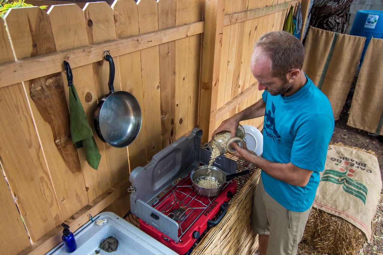 Todos sus objetos personales, como la laptop y libros pueden transportarse en su bici. ¡Incluso la casa entera!