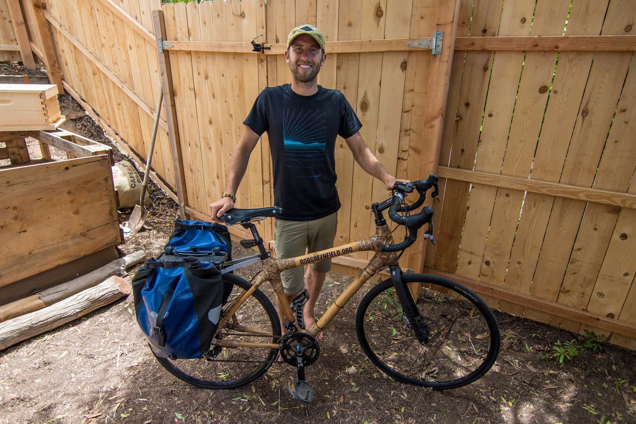 ¡Él crea menos basura en una semana de lo que produce un estadounidense promedio!