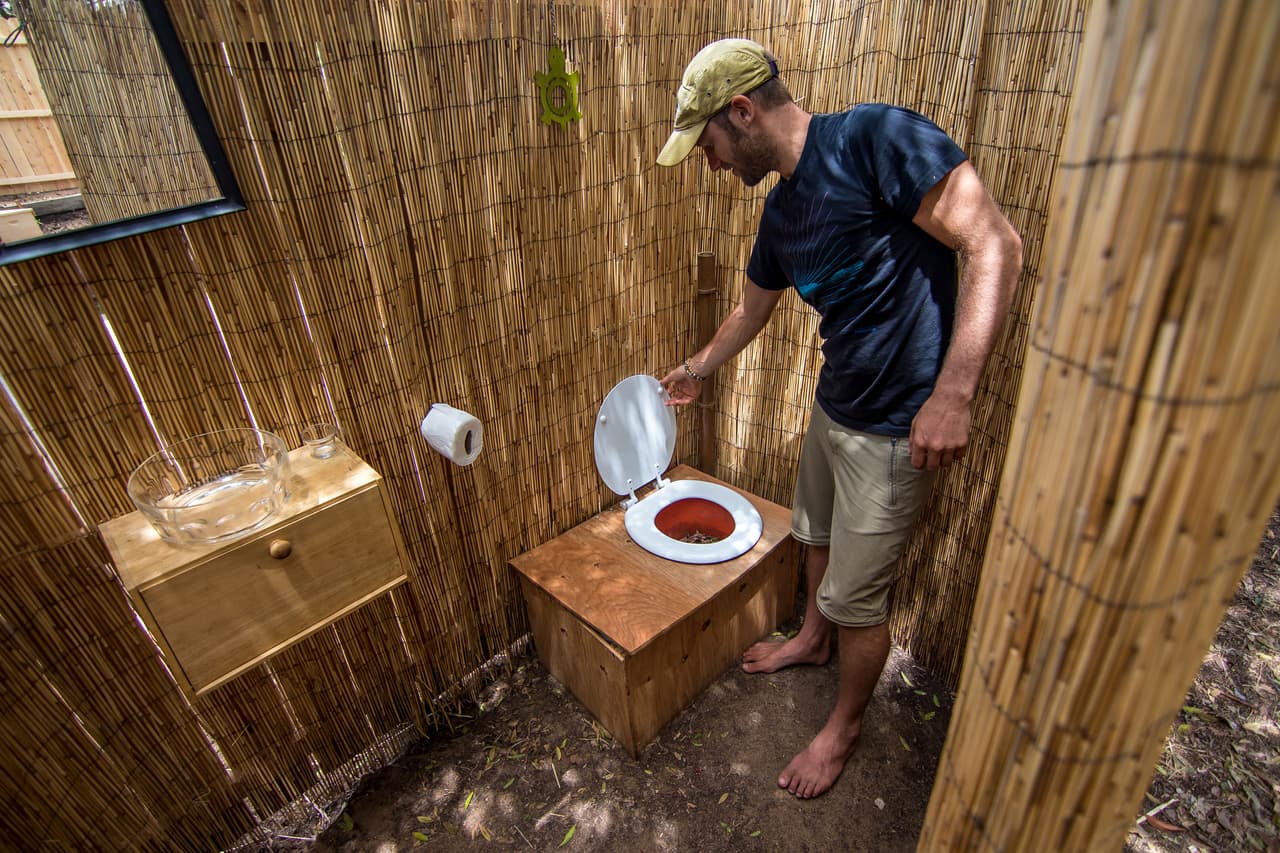 La pequeña casa de Rob es autosuficiente gracias a muchos hábitos que ha adquirido.