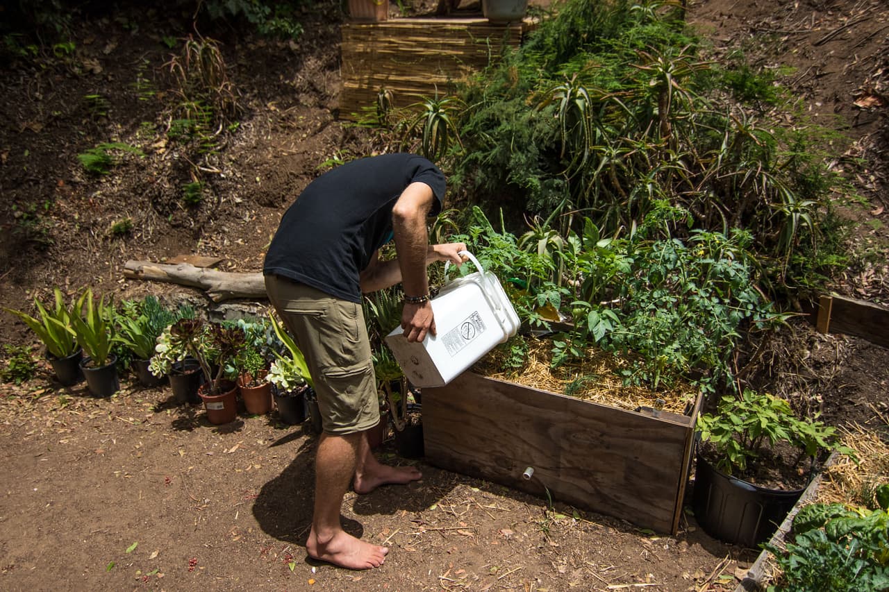 Él se encuentra en un reto de un año entero. Su objetivo es no tener que pagar recursos de agua, gas o electricidad.