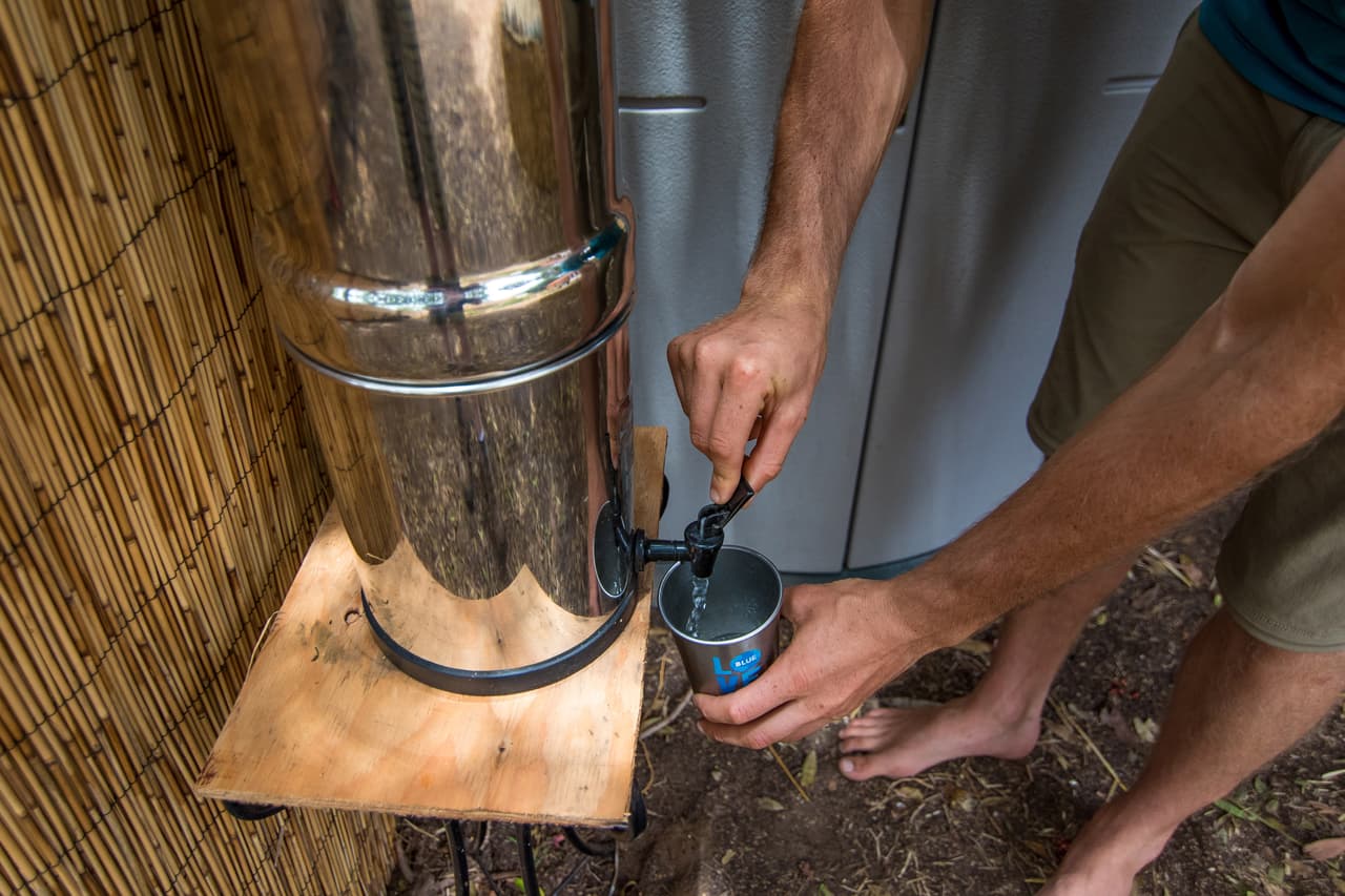 Por ejemplo, él usa páneles solares para absorber la luz sol y recolecta agua de lluvia.