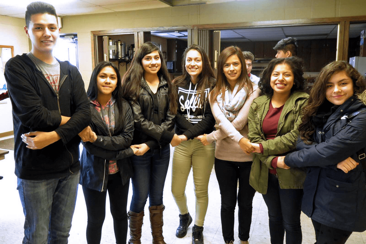 Un grupo de jóvenes hispanos reunidos previo al caucus de Iowa