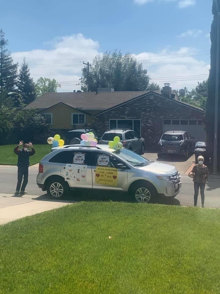 Los abuelos Leticia y José llegaron en su vehículo para festejar a Alex desde la calle.