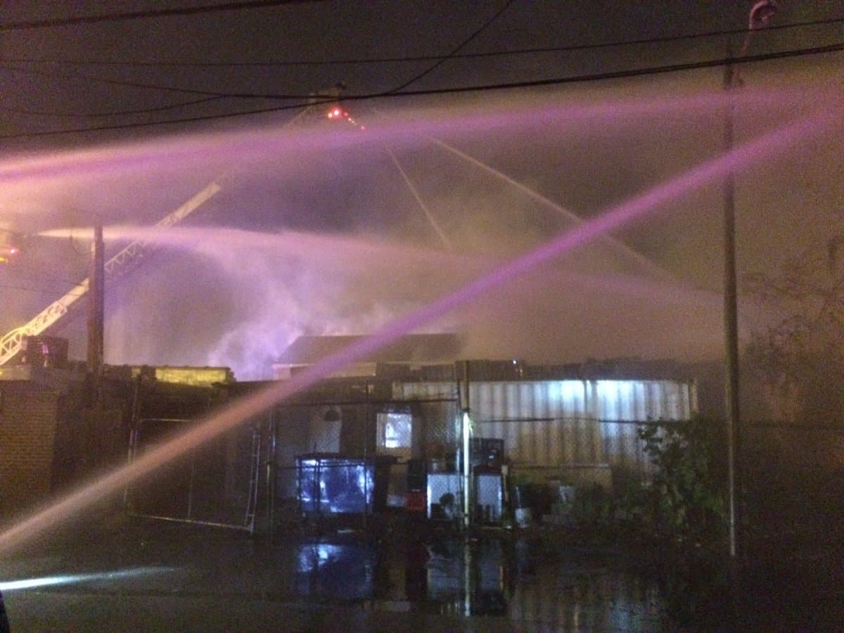 Incendio en fábrica en West Town se propaga a una casa 