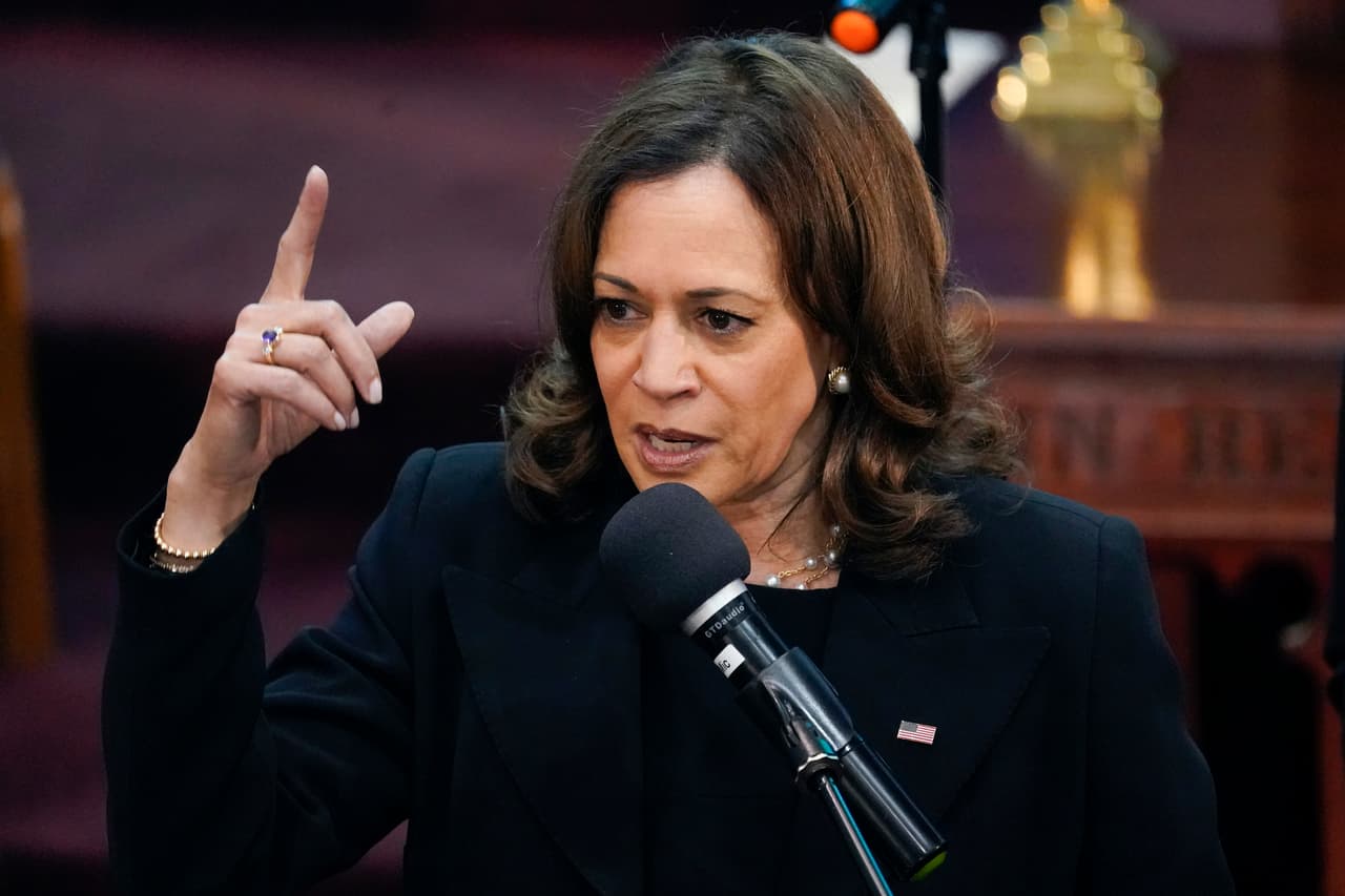 "Prohibamos las armas de asalto": Kamala Harris exhorta a la acción a los dolientes de Buffalo