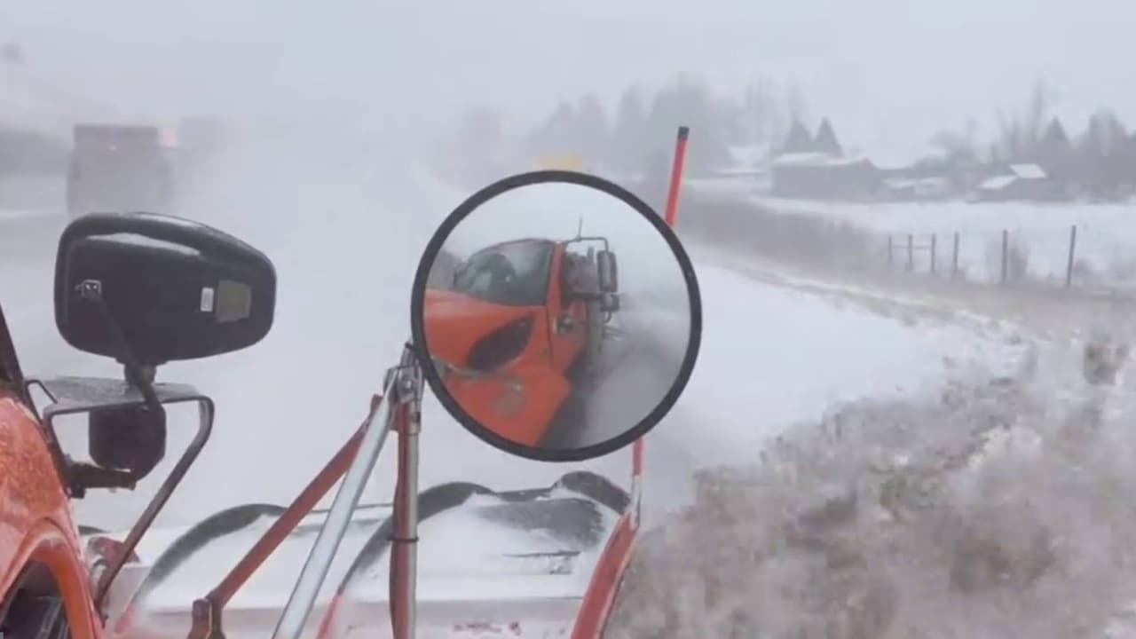 A limpiar los caminos: la nieve pone a trabajar a empleados en varias partes del estado