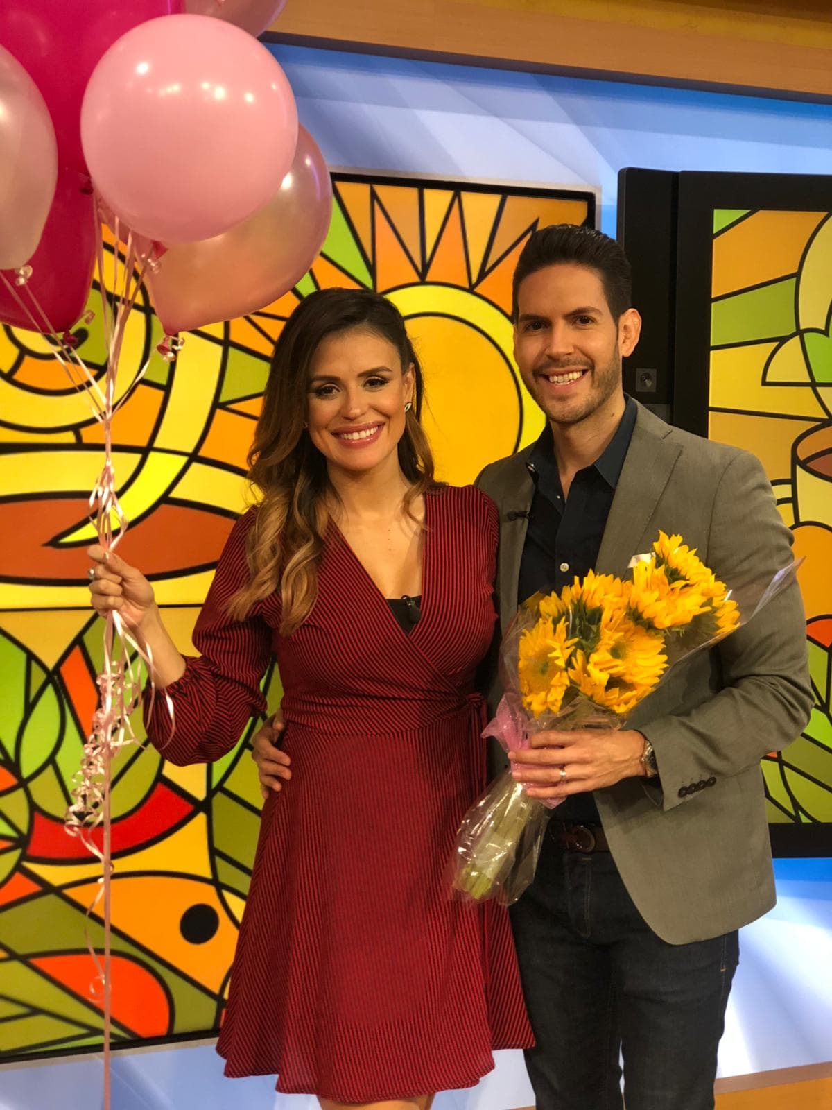 Felicidades a los nuevos papás. Ya queremos conocer a la bebita de nuestra querida Carolina.