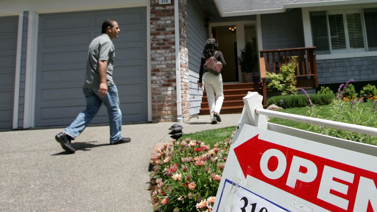 La crisis de vivienda es uno de los problemas que más preocupan a los californianos, pues los altos costos para rentar o comprar una propiedad hacen que para muchos sea muy difícil encontrar un lugar dónde vivir. El gobernador de California, Gavin Newsom, firmó recientemente dos leyes que buscan que sea más fácil alquilar o adquirir una casa en el estado. “Está perfecto, porque están cobrando demasiado”, afirma una mujer al respecto.